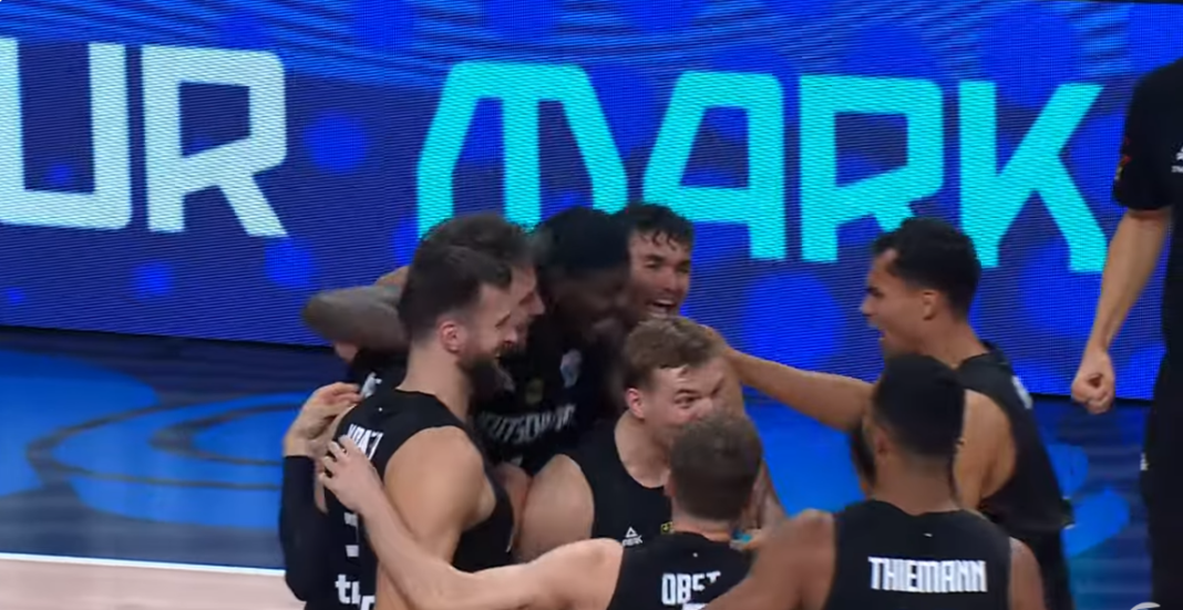 deutschland-tuerkei-eurobasket-2025-finale Deutsche Basketballnationalmannschaft feiert den Sieg gegen die Türkei im EuroBasket 2025 Finale in Riga.