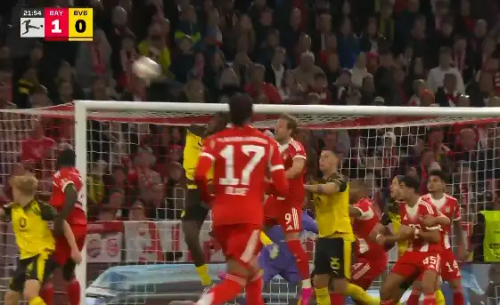 bayern-muenchen-vs-borussia-dortmund-erste-halbzeit : Bayern München Spieler greifen im Klassiker gegen Borussia Dortmund an.