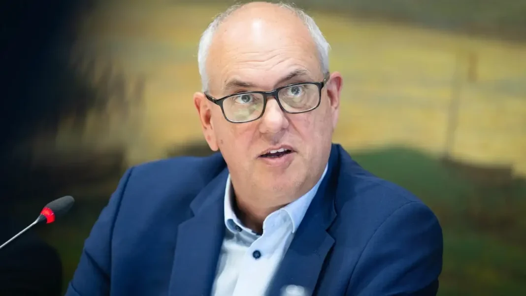 Bürgermeister Andreas Bovenschulte auf dem Domshof nach Sturz, Beinbruch