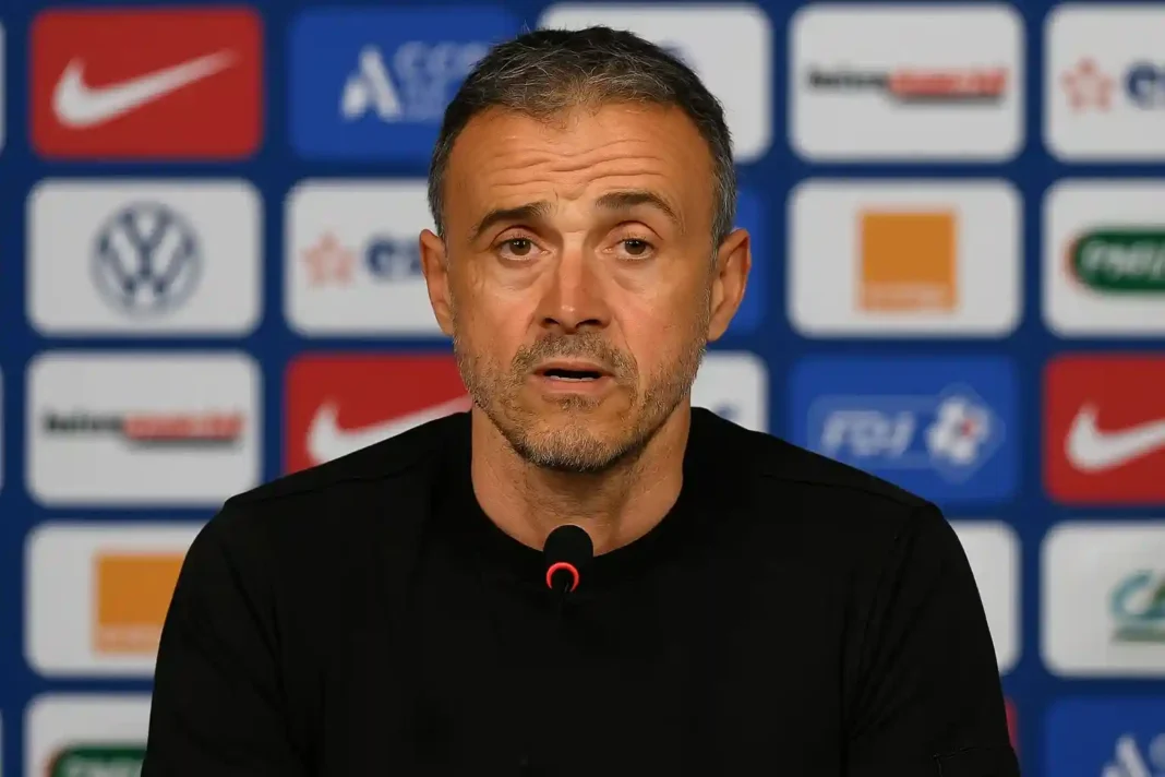 PSG-Trainer Luis Enrique beobachtet konzentriert das Training vor dem wichtigen Ligue-1-Spiel gegen OGC Nizza.
