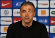 Luis Enrique warnt vor Nizza – Paris Saint-Germain bereitet sich auf ein entscheidendes Ligue-1-Duell vor PSG-Trainer Luis Enrique beobachtet konzentriert das Training vor dem wichtigen Ligue-1-Spiel gegen OGC Nizza.