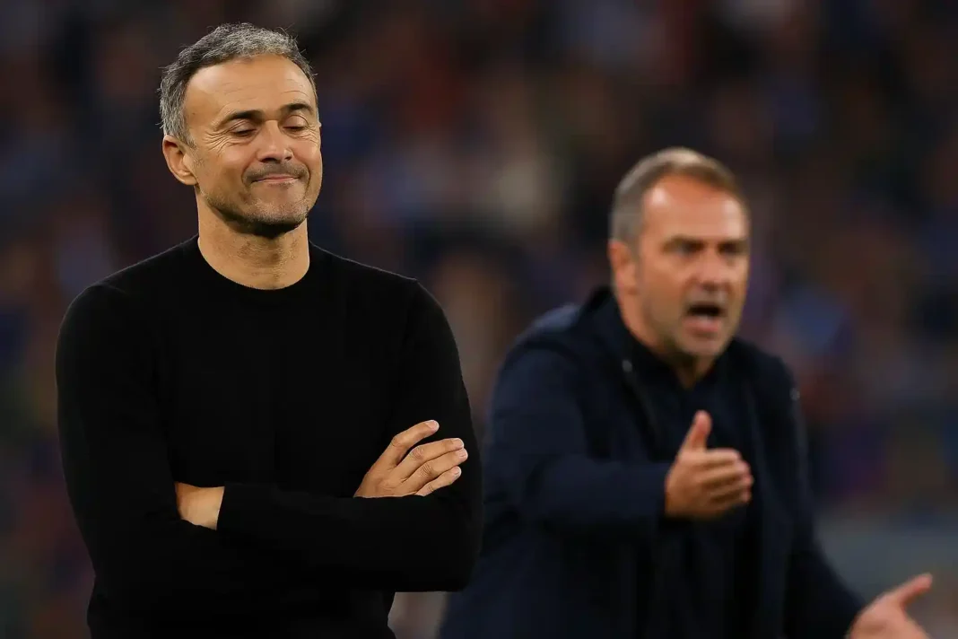 Luis Enrique feiert mit PSG-Spielern nach dem Sieg gegen Barcelona in der Champions League 2025