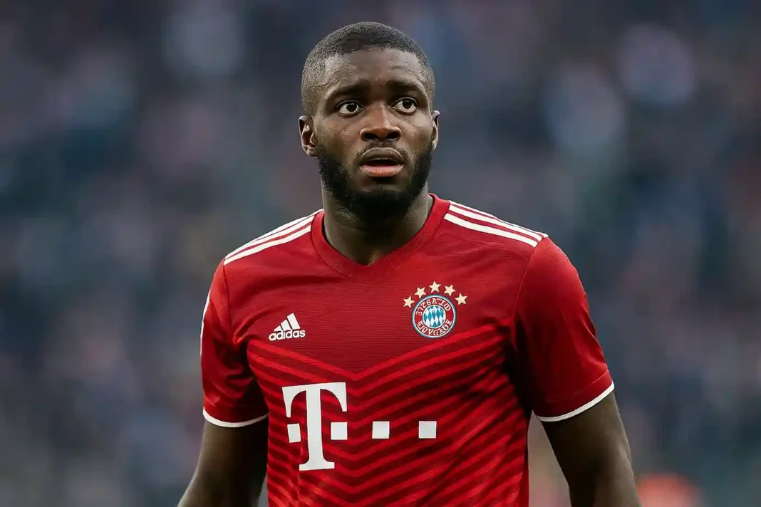 Dayot Upamecano im Trikot des FC Bayern München während eines Bundesliga-Spiels 2025.