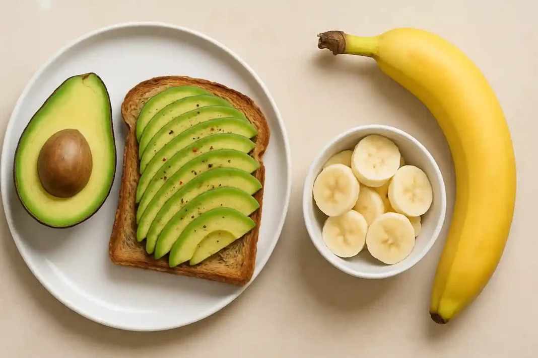 Avocado oder Banane Welche Frucht Frisches Frühstück mit Avocado und Banane auf Vollkornbrot, reich an Vitaminen, Ballaststoffen und gesunden Fetten.
