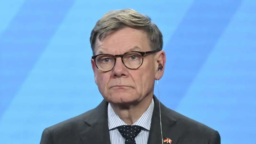 Außenminister Johan Vadivol bei Treffen mit israelischem Amtskollegen Gideon Sa’ar in Tel Aviv