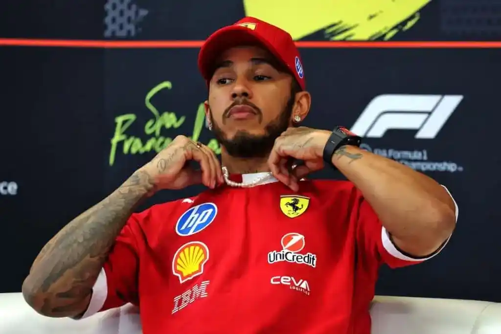 Lewis Hamilton Ausrutscher Lewis Hamilton erhält 10-Sekunden-Strafe in Singapur und endet auf Platz acht, Leclerc erreicht das Podium.