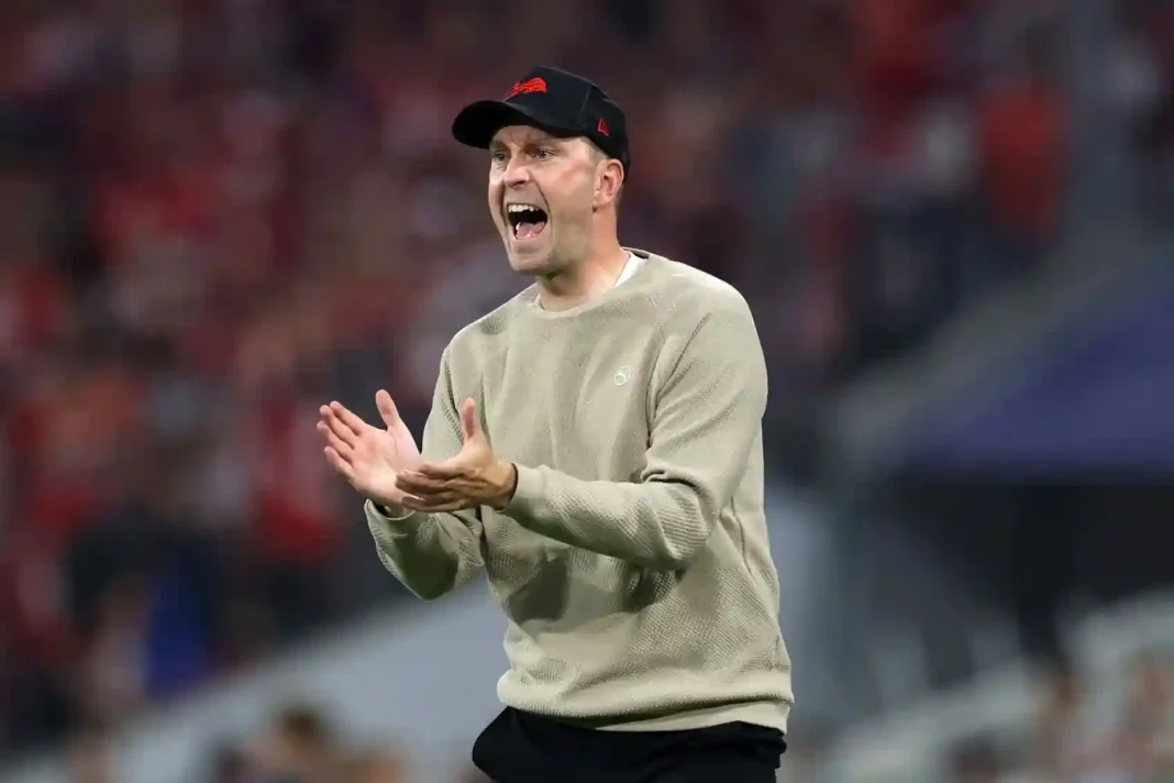 RB Leipzig Spieler feiern Tor gegen VfB Stuttgart in der Bundesliga, Stadion und Fans im Hintergrund.