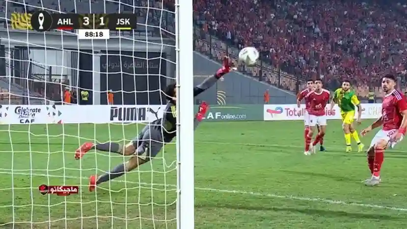 al-ahly-vs-js-kabylie-4-1. Al Ahly Spieler feiern Tor gegen JS Kabylie im Kairo-Stadion