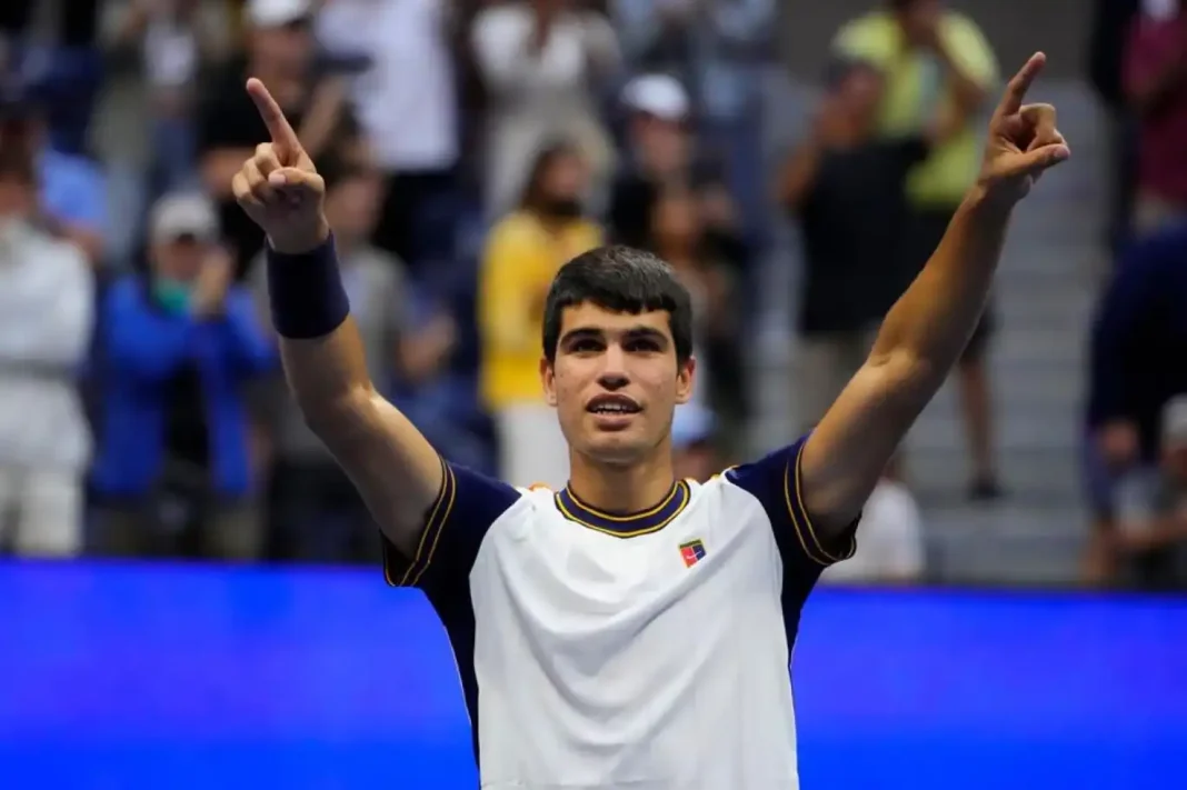 alcaraz-2025-champion Carlos Alcaraz feiert nach seinem Sieg über Lorenzo Musetti bei den ATP Finals 2025 in Turin, Italien.