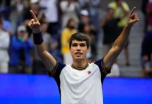 Alcaraz beendet 2025 an der Spitze der Tenniswelt nach Sieg über Musetti Carlos Alcaraz feiert nach seinem Sieg über Lorenzo Musetti bei den ATP Finals 2025 in Turin, Italien.