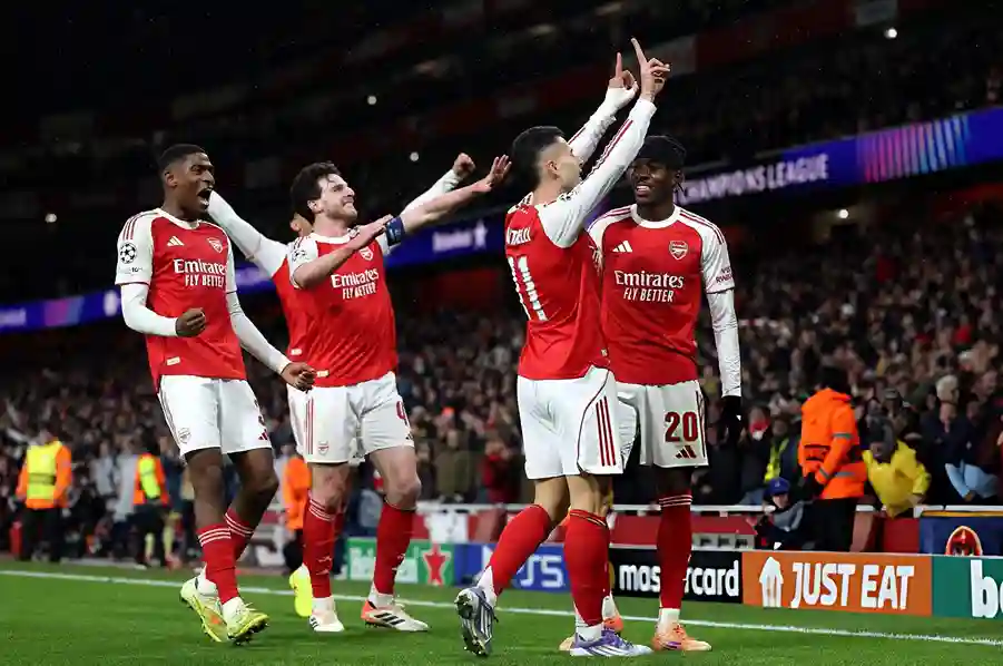arsenal-bayern-champions-league-3-1-2025 Arsenal feiert den 3:1-Sieg gegen Bayern München in der Champions League 2025 im Emirates Stadium.