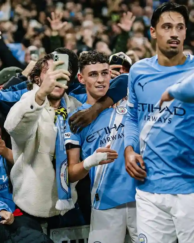 champions-league-manchester-city-zerlegt-borussia-dortmund-mit-41 Phil Foden und Erling Haaland jubeln nach dem Tor für Manchester City gegen Borussia Dortmund in der Champions League 2025.
