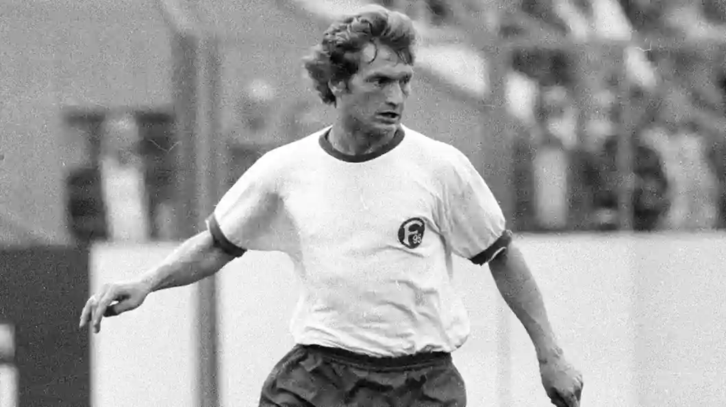 dieter-herzog-bundesliga Dieter Herzog im Trikot von Fortuna Düsseldorf während eines Bundesliga-Spiels.