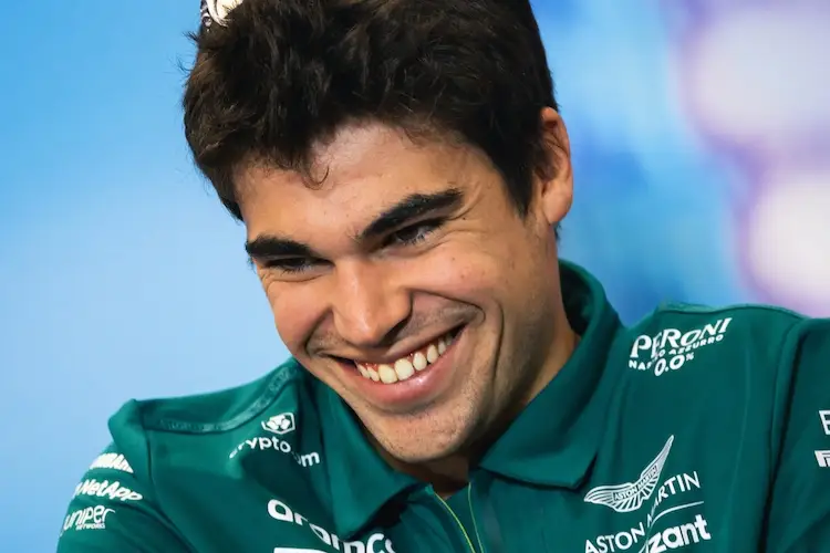 lance-strolls-gehalt-2024-bei-aston-martin-enthullt Lance Stroll sitzt im Aston Martin Formel-1-Auto während der Saison 2024, bereit für das Rennen.