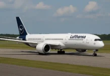 Lufthansa reduziert Inlandsflüge wegen Pilotenstreit Lufthansa Flugzeug am Flughafen mit Pilotenstreik Symbolik