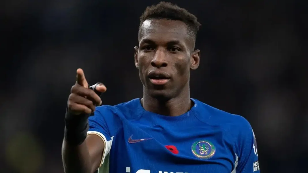 Nicolas Jackson im Bayern München Trikot beim Bundesliga-Spiel 2025