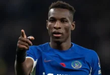 Nicolas Jackson bleibt bei Bayern München – Chelsea ausgeschlossen Nicolas Jackson im Bayern München Trikot beim Bundesliga-Spiel 2025