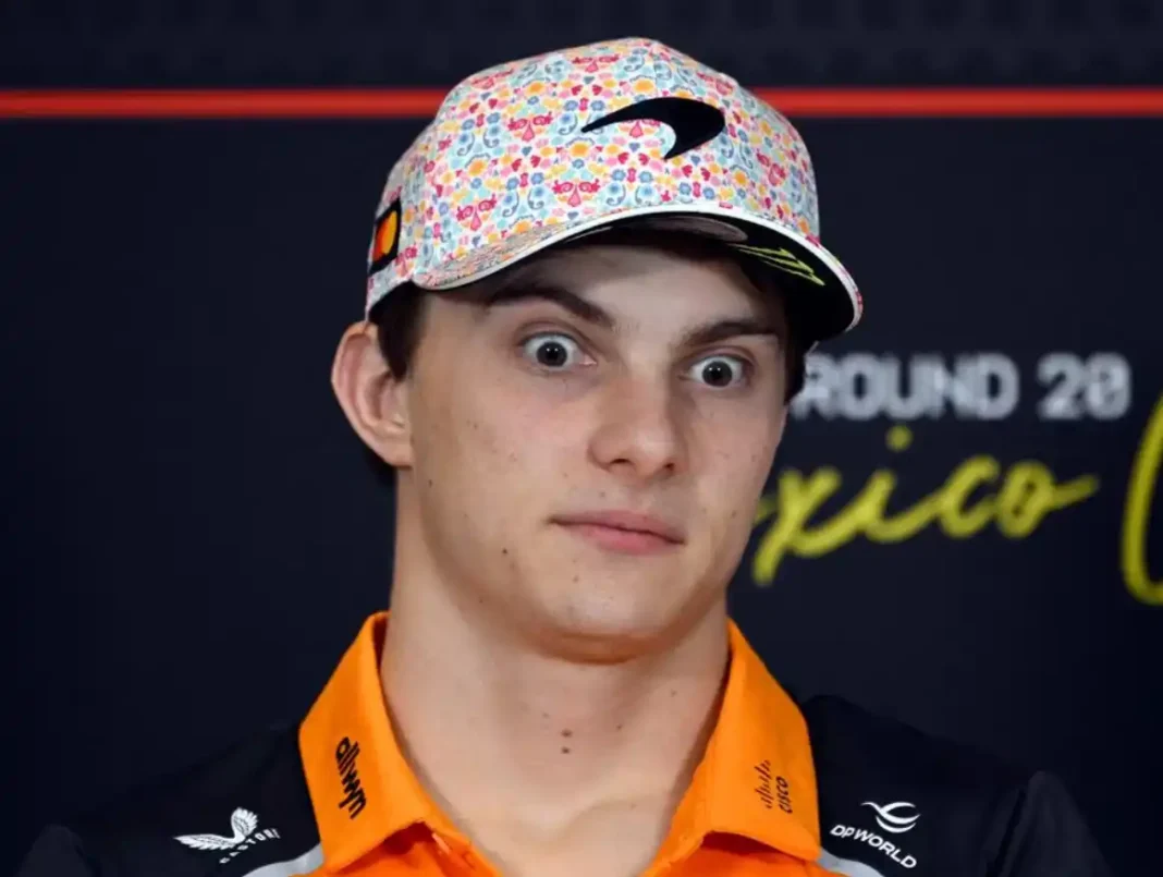 oscar-piastri-grilled-burger-f1 Oscar Piastri von McLaren während eines Formel-1-Rennens, neben einem Grilled Burger Werbebanner.