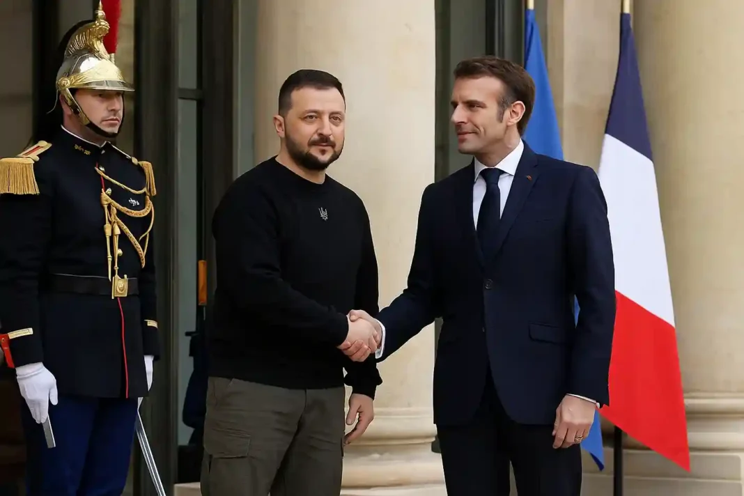Wolodymyr Selenskyj trifft Emmanuel Macron in Frankreich, um ein neues Waffenabkommen und Luftverteidigungssysteme zu vereinbaren.