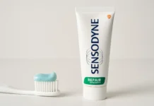 Was ist die beste Zahnpasta der Welt? Zahnpasta auf Zahnbürste mit Fluorid und frischem Minzgeschmack