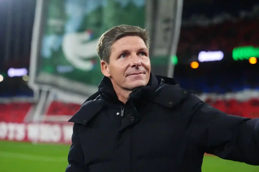 Oliver Glasner bei Crystal Palace Oliver Glasner beobachtet das Spiel von Crystal Palace aufmerksam von der Seitenlinie