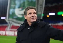 Oliver Glasner bei Crystal Palace: Zukunft ungewiss trotz Top-Saison Oliver Glasner beobachtet das Spiel von Crystal Palace aufmerksam von der Seitenlinie