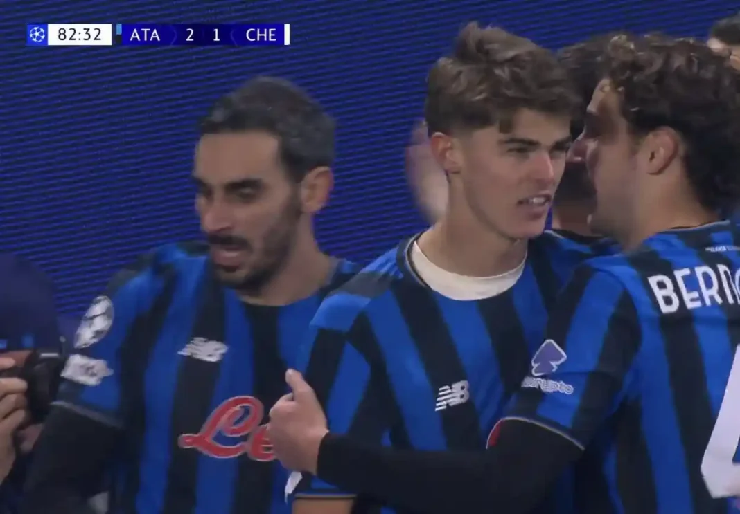 atalanta-chelsea-de-ketelaere-sieg-2-1 Atalanta-Spieler feiern De Ketelaeres späten Siegtreffer gegen Chelsea in der Champions League