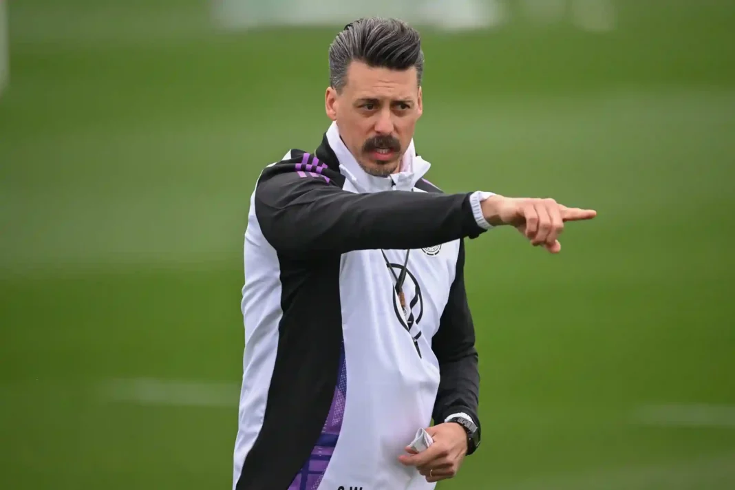 Sandro Wagner verlässt den FC Augsburg nach der 0:3-Pleite – Manuel Baum übernimmt als Interimstrainer im Dezember 2025.