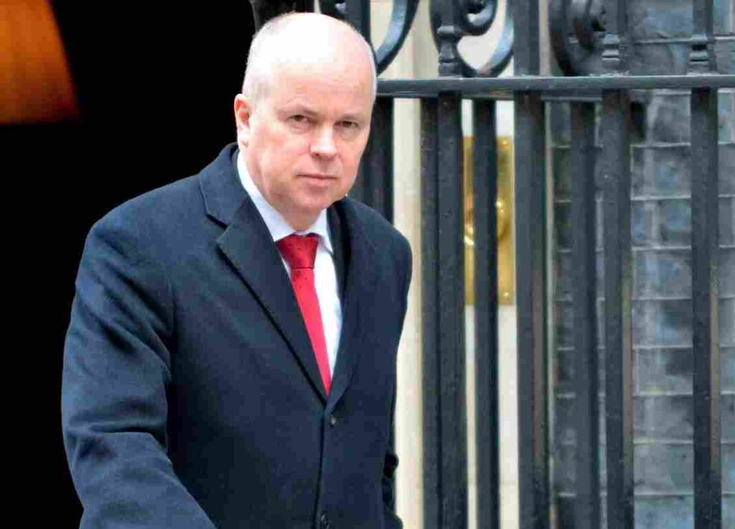 BBC-Logo vor Hintergrund von Nachrichtenredaktion und Protestplakaten