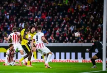 Freiburg vs Dortmund endet 1:1 – Drama in der Bundesliga Freiburg vs Borussia Dortmund Bundesliga-Spiel 14. Dezember 2025, Spieler im Duell um den Ball
