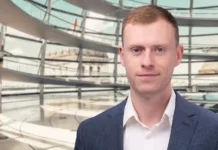 Jan Wenzel Schmidt AfD: Skandal um Diamanten und Minijobs Jan Wenzel Schmidt im Bundestag während politischer Debatte