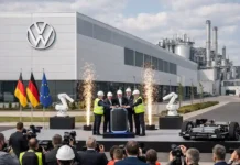 Volkswagen startet erste Batteriezellenfabrik in Salzgitter Volkswagen eröffnet erste Batteriezellenfabrik in Salzgitter zur Produktion von Einheitszellen für Elektroautos