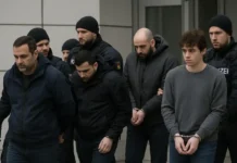 Anschlagsplan auf Weihnachtsmarkt: Fünf Festnahmen Polizeikräfte sichern Bereich nahe eines Weihnachtsmarkts in Bayern nach Terrorverdacht