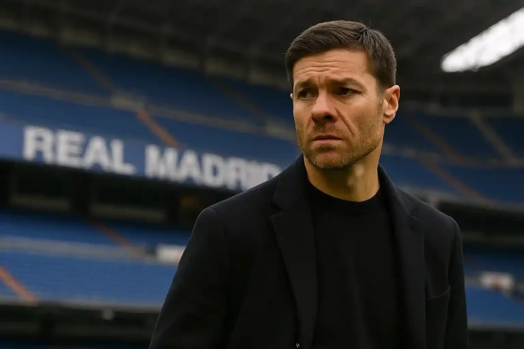 xabi-alonso-real-madrid-2025. Xabi Alonso beobachtet das Spiel von Real Madrid gegen Deportivo Alavés 2025