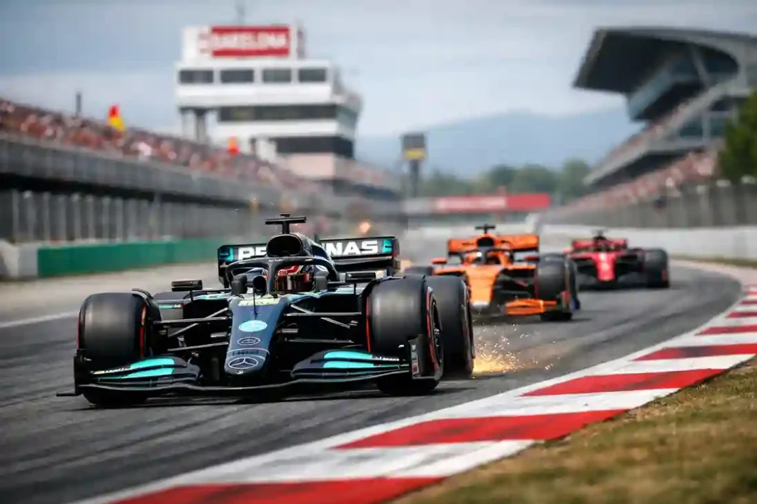 Lewis Hamilton am Steuer des Ferrari SF26 während des Barcelona F1-Tests 2026