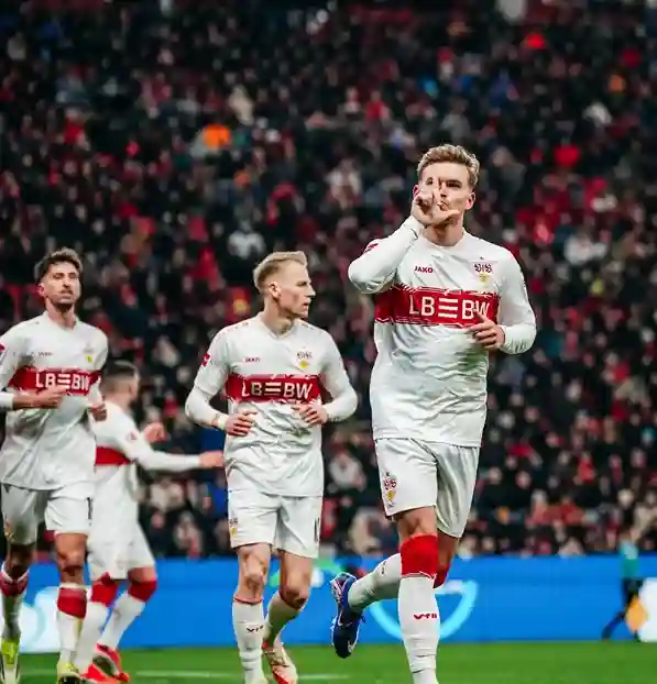 bayer-leverkusen-stuttgart-bundesliga-2026 Stuttgart Spieler feiern 4:1 Sieg gegen Bayer Leverkusen in der BayArena