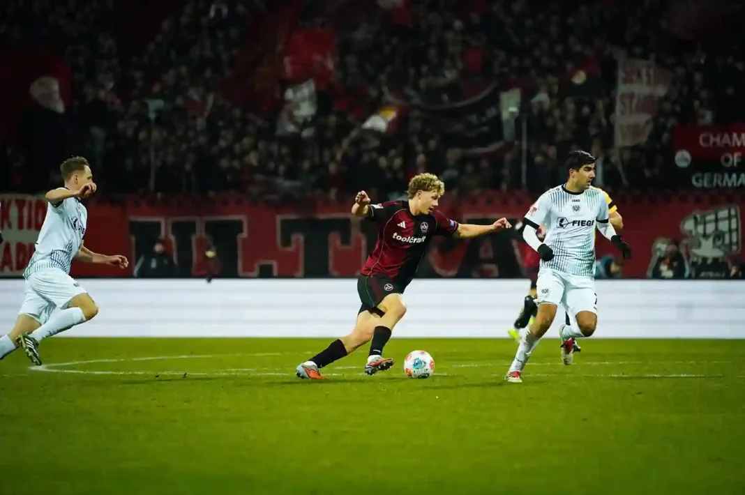 Spielszene aus den Partien Nürnberg gegen Preußen Münster sowie Magdeburg gegen Hannover 96