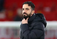 Warum Ruben Amorim bei Manchester United entlassen wurde Ruben Amorim während eines Spiels von Manchester United an der Seitenlinie