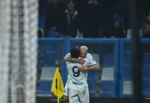 Inter zerlegt Sassuolo 5:0 und marschiert Richtung Titel Inter-Spieler jubeln nach einem Tor gegen Sassuolo in der Serie A