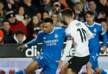 Real Madrid schlägt Valencia knapp: Karrieras & Mbappé treffen Real Madrid Spieler feiern Sieg gegen Valencia im Mestalla-Stadion